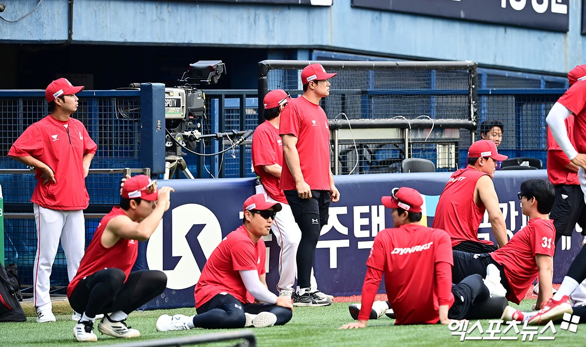 9일 오후 서울 송파구 잠실야구장에서 열리는 '2026 신한 SOL Bank KBO리그' SSG 랜더스와 LG 트윈스의 경기에 앞서 SSG 선수들이 그라운드에서 스트레칭을 하고 있다. 엑스포츠뉴스 DB