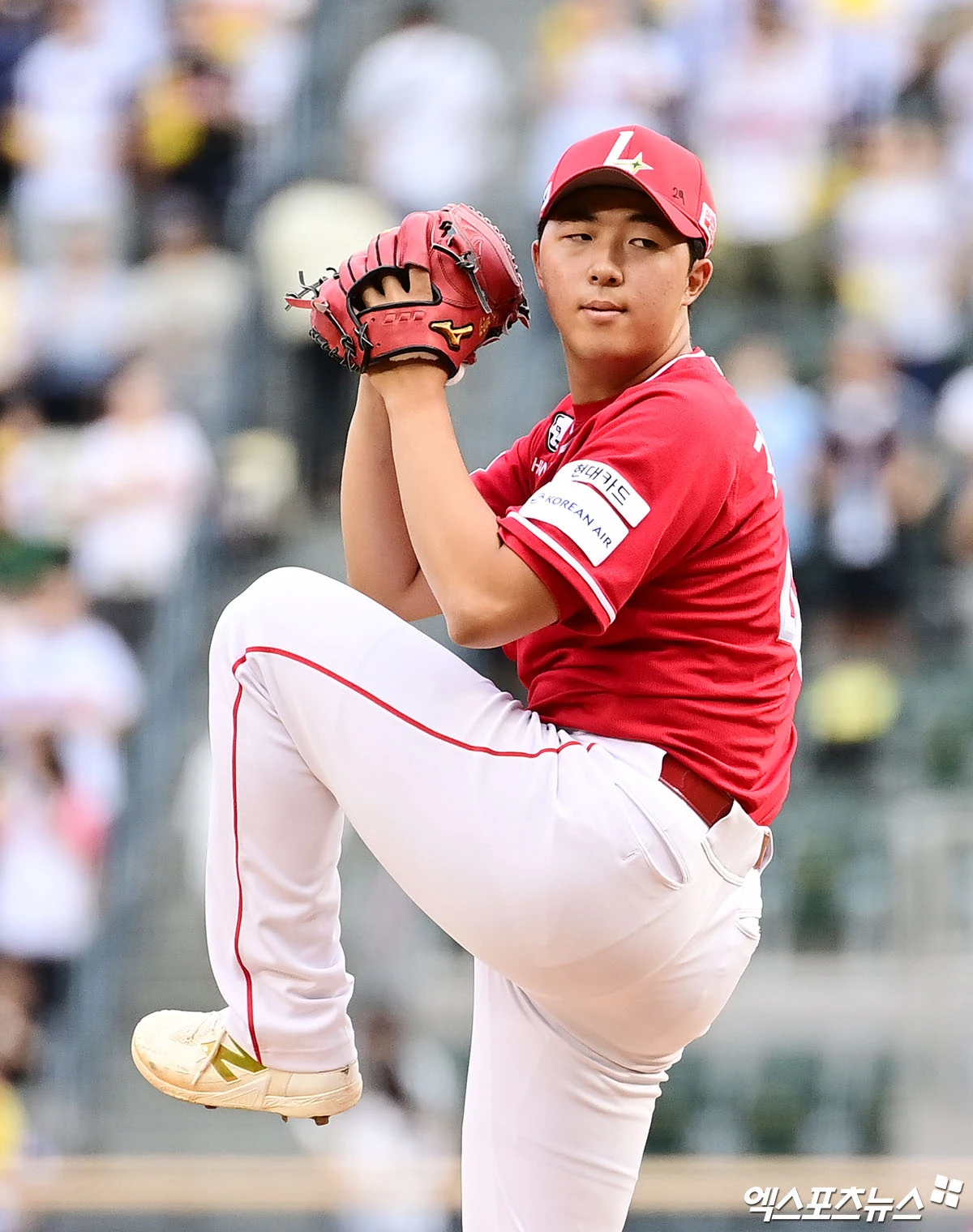 9일 오후 서울 송파구 잠실야구장에서 열린 '2026 신한 SOL Bank KBO리그' SSG 랜더스와 LG 트윈스의 경기, 1회말 SSG 선발투수 김민준이 역투하고 있다. 엑스포츠뉴스 DB