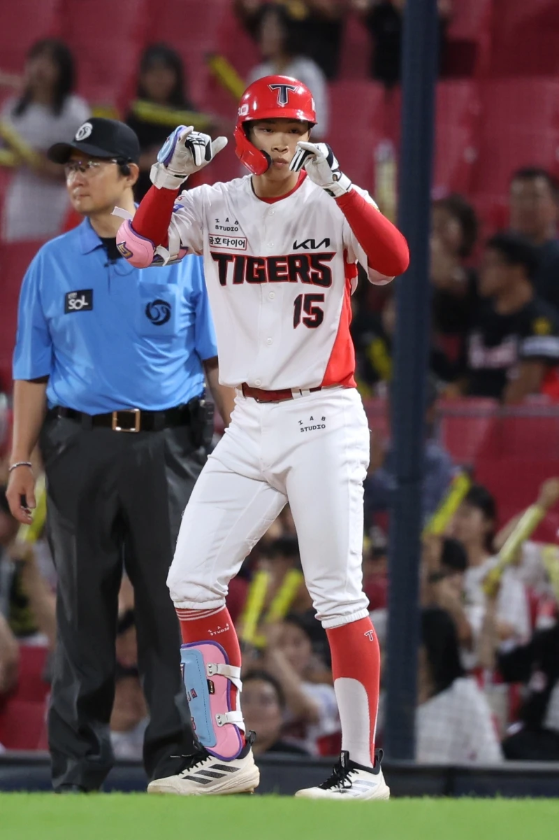 1일 오후 광주-KIA챔피언스필드에서 열린 '2026 신한 SOL KBO리그' SSG 랜더스와 KIA 타이거즈의 경기, 5회말 2사 2루 KIA 박재현이 1타점 적시타를 친 뒤 기뻐하고 있다. KIA 타이거즈