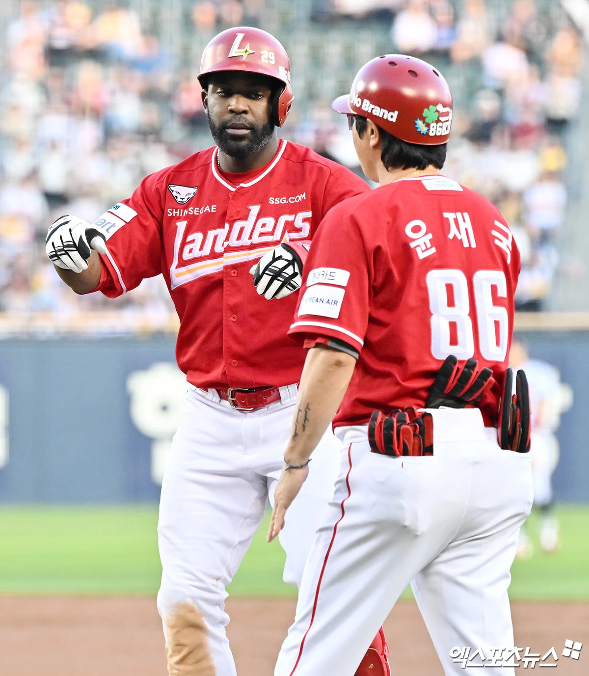 10일 오후 서울 송파구 잠실야구장에서 열린 '2026 신한 SOL Bank KBO리그' SSG 랜더스와 LG 트윈스의 경기, 3회초 2사 SSG 에레디아가 좌전안타를 날리고 있다. 엑스포츠뉴스 DB