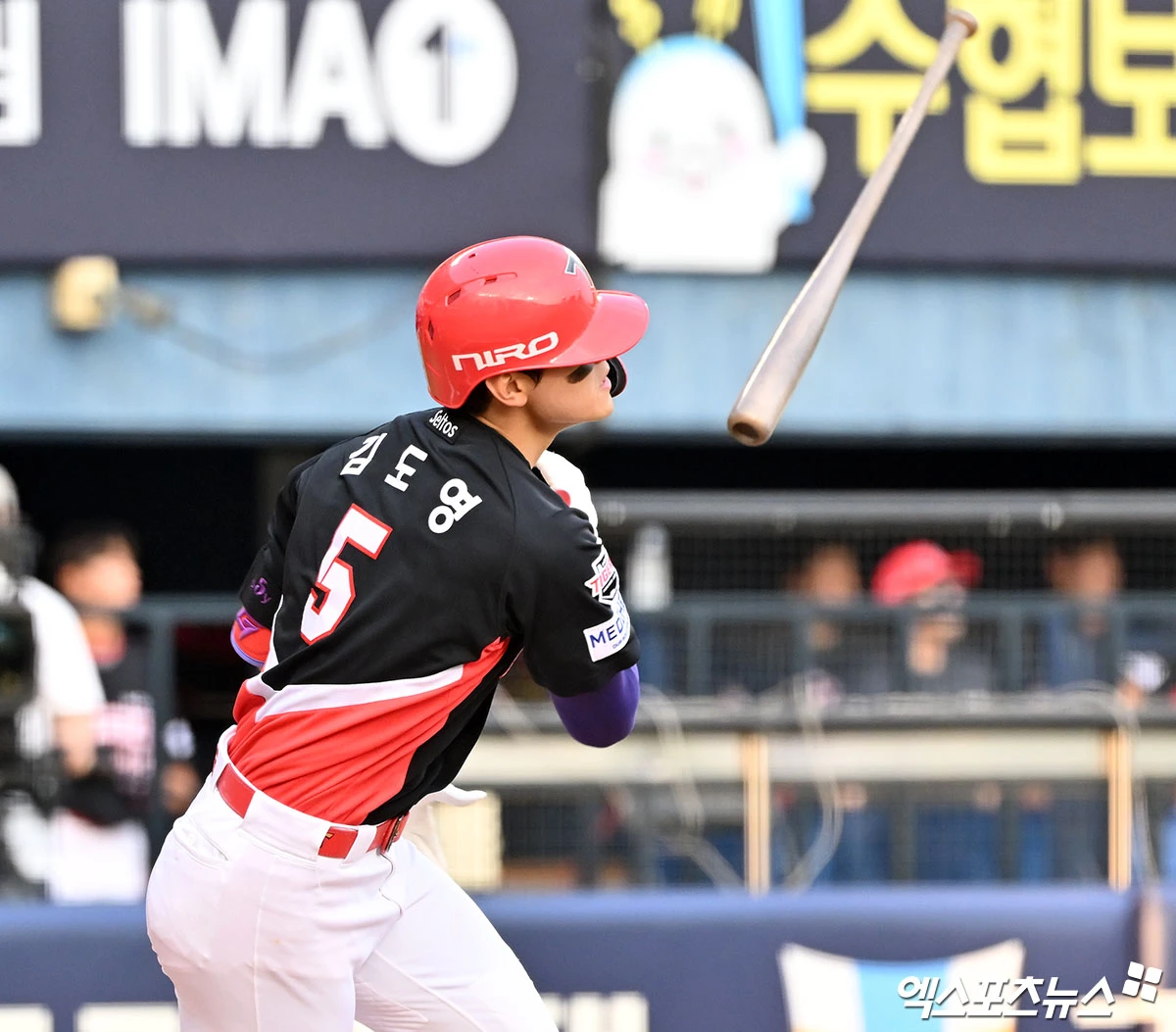 28일 오후 서울 송파구 잠실야구장에서 열린 '2026 신한 SOL Bank KBO리그' KIA 타이거즈와 두산 베어스의 경기, 6회초 2사 KIA 김도영이 좌중간 2루타를 날리고 있다. 엑스포츠뉴스 DB