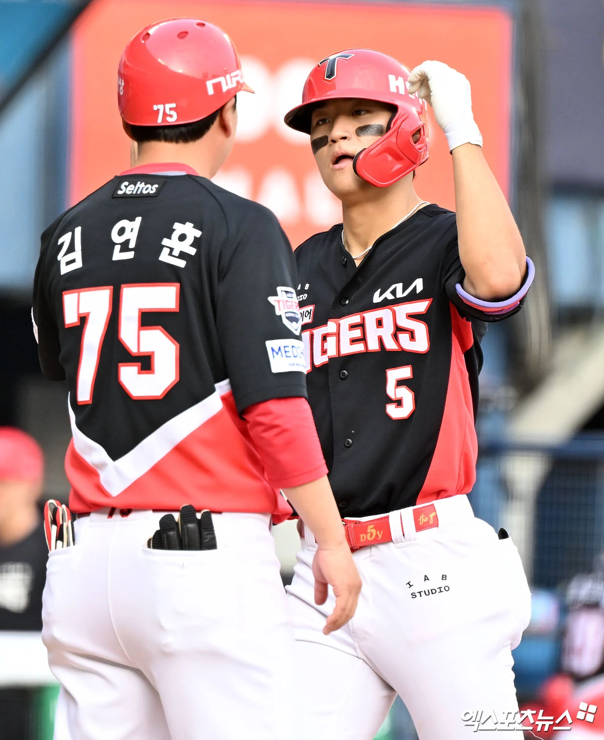 28일 오후 서울 송파구 잠실야구장에서 열린 '2026 신한 SOL Bank KBO리그' KIA 타이거즈와 두산 베어스의 경기, 6회초 KIA 김도영이 솔로 홈런을 날린 후 기뻐하고 있다. 엑스포츠뉴스 DB