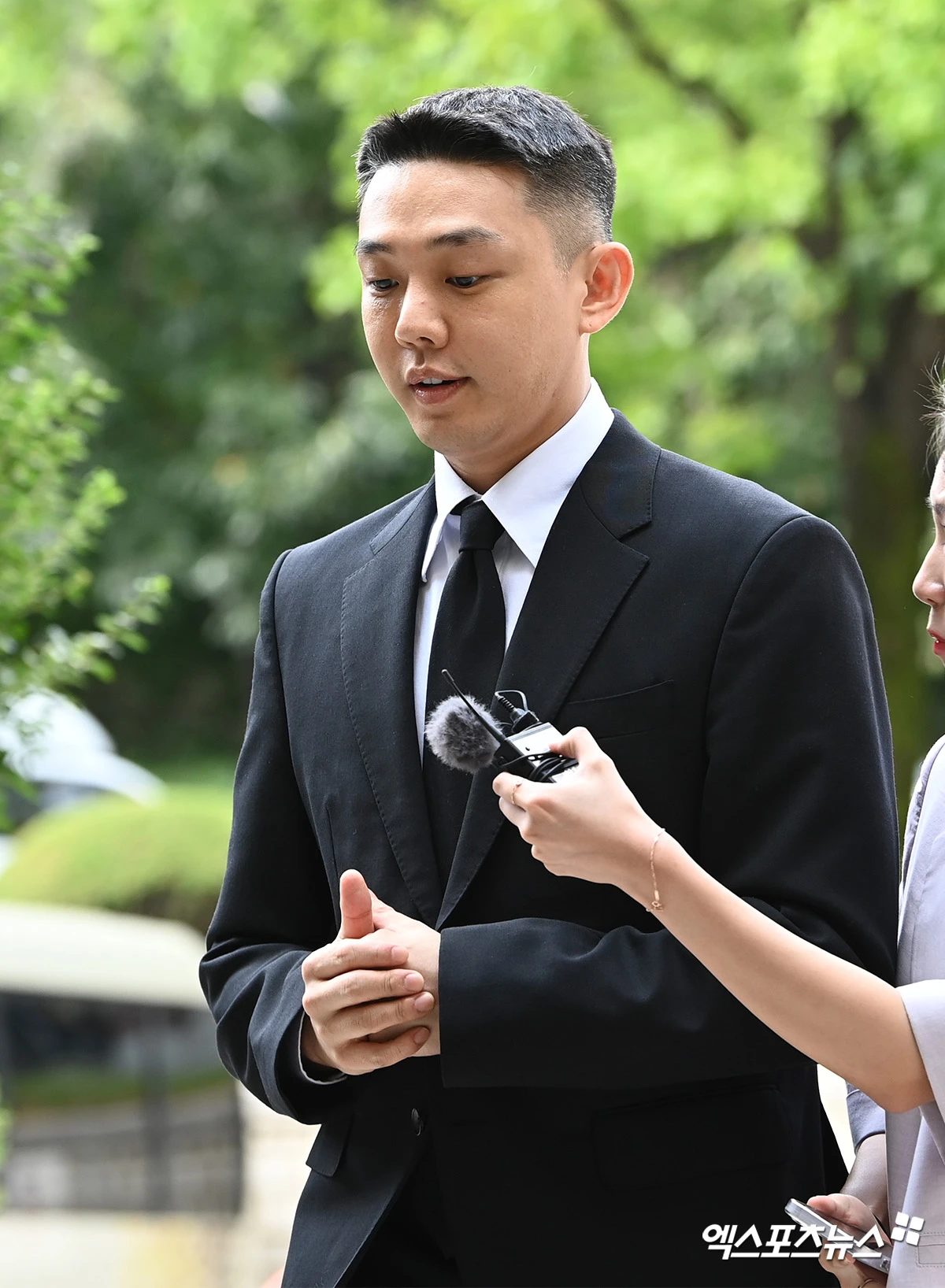 유아인, 법정 출석 중인 모습