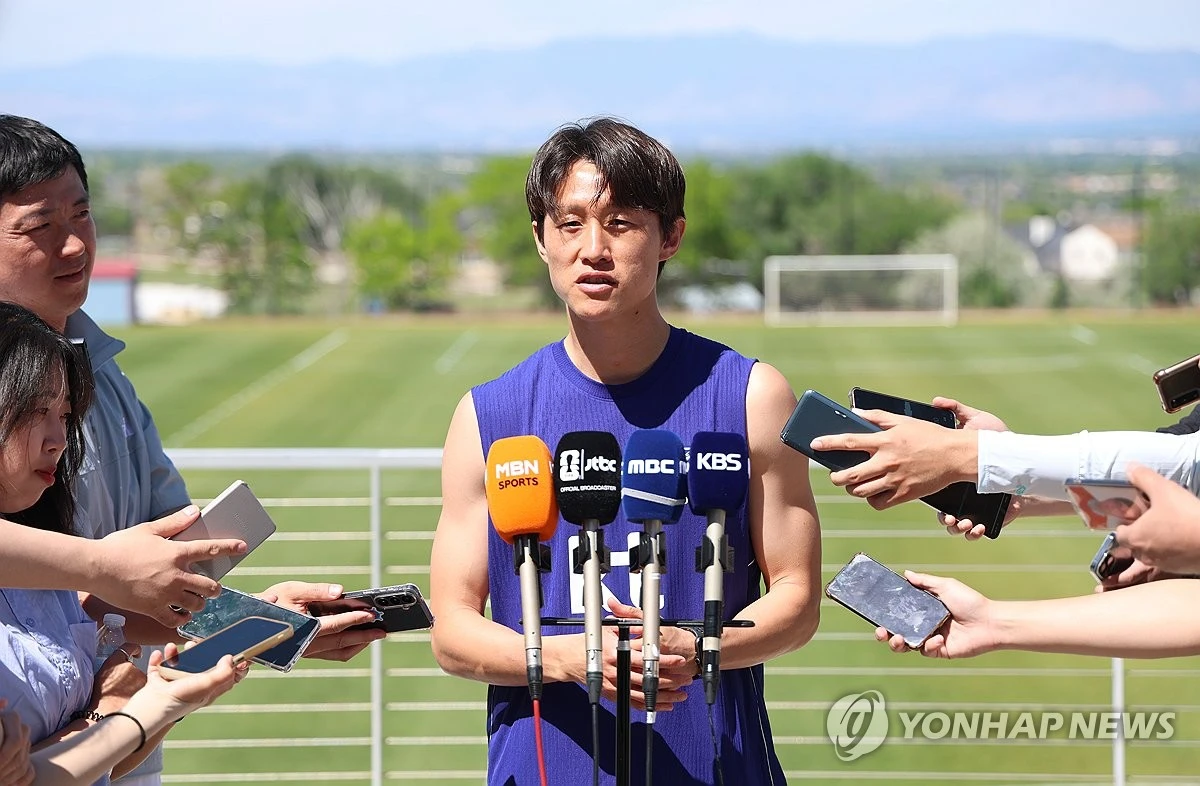 이재성은 2일 자신의 SNS를 통해 '먼저, 월드컵 기간 동안 저와 대표팀을 향해 진심 어린 응원과 성원을 보내주신 모든 분들께 깊이 감사드립니다'라며 '그리고 진심으로 죄송하다는 말씀도 함께 드립니다. 승리의 기쁨이 아닌 패배의 아픔을 전해드리게 되어 정말 죄송합니다'라고 했다. 이재성은 2026 북중미 월드컵 1~2차전에 연속으로 선발 출전했으나 0-1로 충격패한 남아공전에선 교체 명단에 이름을 올린 뒤 결장했다. 연합뉴스