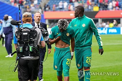 세네갈 국가대표 미드필더 파페 게예가 파페 티아우 감독을 비롯한 세네갈 축구 국가대표팀의 코칭스태프가 바뀔 때까지 국가대표 활동을 중단하겠다면서 세네갈축구협회에 통첩을 날렸다. 유럽의 강호 벨기에를 상대로 경기를 2점 차로 리드하고도 연장 혈투 끝에 2-3으로 역전패하자 그동안 쌓인 분노가 한꺼번에 폭발한 것이다. 사진 연합뉴스