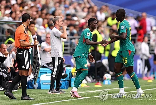 세네갈 국가대표 미드필더 파페 게예가 파페 티아우 감독을 비롯한 세네갈 축구 국가대표팀의 코칭스태프가 바뀔 때까지 국가대표 활동을 중단하겠다면서 세네갈축구협회에 통첩을 날렸다. 유럽의 강호 벨기에를 상대로 경기를 2점 차로 리드하고도 연장 혈투 끝에 2-3으로 역전패하자 그동안 쌓인 분노가 한꺼번에 폭발한 것이다. 사진 연합뉴스