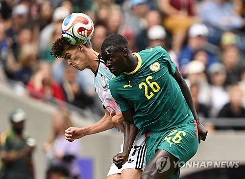 세네갈 국가대표 미드필더 파페 게예가 파페 티아우 감독을 비롯한 세네갈 축구 국가대표팀의 코칭스태프가 바뀔 때까지 국가대표 활동을 중단하겠다면서 세네갈축구협회에 통첩을 날렸다. 유럽의 강호 벨기에를 상대로 경기를 2점 차로 리드하고도 연장 혈투 끝에 2-3으로 역전패하자 그동안 쌓인 분노가 한꺼번에 폭발한 것이다. 사진 연합뉴스