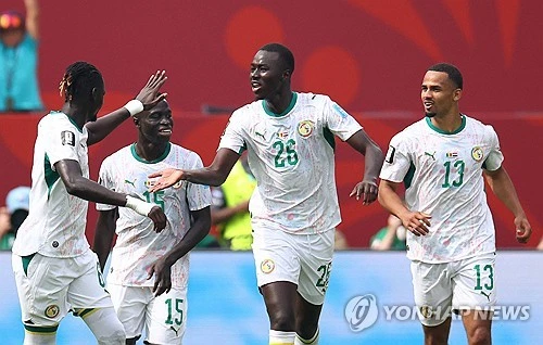 세네갈 국가대표 미드필더 파페 게예가 파페 티아우 감독을 비롯한 세네갈 축구 국가대표팀의 코칭스태프가 바뀔 때까지 국가대표 활동을 중단하겠다면서 세네갈축구협회에 통첩을 날렸다. 유럽의 강호 벨기에를 상대로 경기를 2점 차로 리드하고도 연장 혈투 끝에 2-3으로 역전패하자 그동안 쌓인 분노가 한꺼번에 폭발한 것이다. 사진 연합뉴스