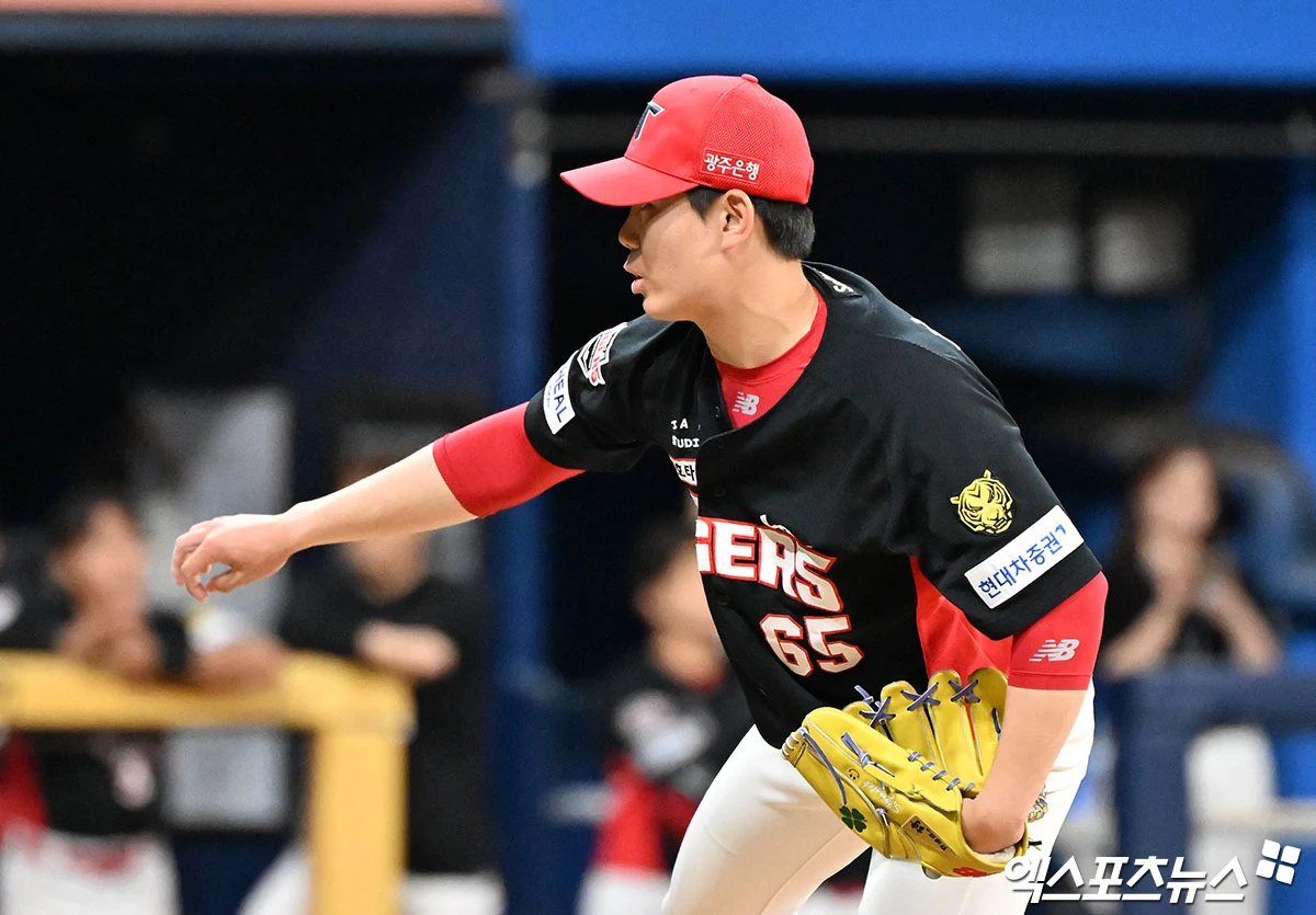 23일 오후 서울 구로구 고척스카이돔에서 열린 '2026 신한 SOL Bank KBO리그' KIA 타이거즈와 키움 히어로즈의 경기, 9회말 무사 1,2루KIA 성영탁이 공을 힘차게 던지고 있다. 엑스포츠뉴스 DB