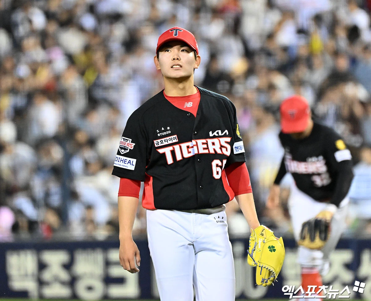 18일 오후 서울 송파구 잠실야구장에서 열린 '2026 신한 SOL Bank KBO리그' KIA 타이거즈와 두산 베어스의 경기, 8회말 수비를 마친 KIA 성영탁이 더그아웃으로 향하고 있다. 엑스포츠뉴스 DB