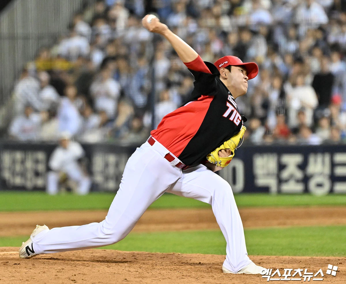18일 오후 서울 송파구 잠실야구장에서 열린 '2026 신한 SOL Bank KBO리그' KIA 타이거즈와 두산 베어스의 경기, 8회말 2사 1루 KIA 성영탁이 공을 힘차게 던지고 있다. 엑스포츠뉴스 DB