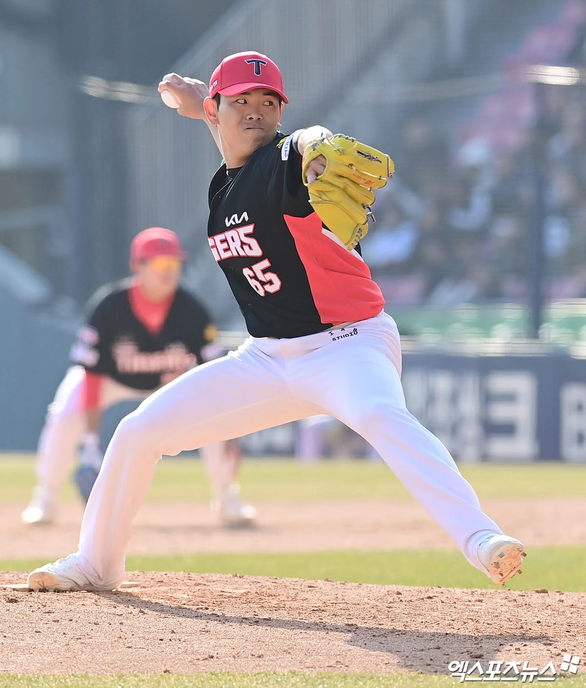 21일 오후 서울 송파구 잠실야구장에서 열린 '2026 신한 SOL Bank KBO리그 시범경기' KIA 타이거즈와 두산 베어스의 경기, 9회말 KIA 성영탁이 역투하고 있다. 엑스포츠뉴스 DB