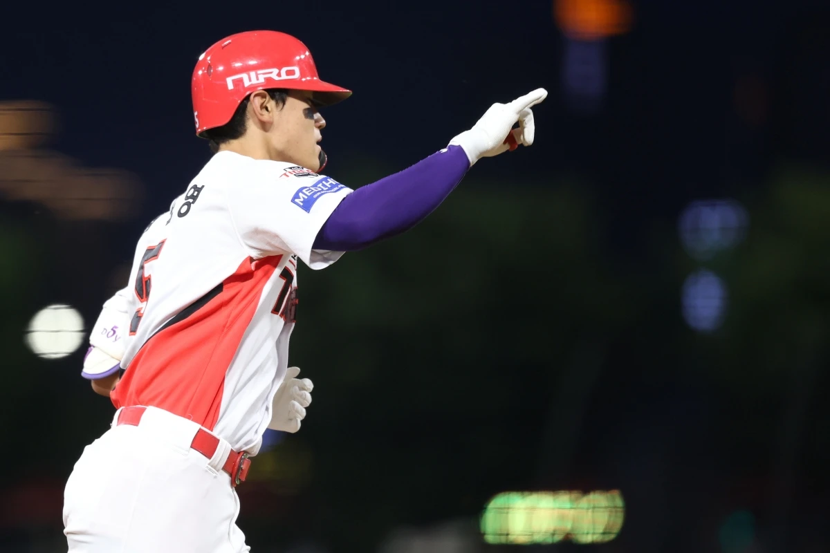 2일 오후 광주-KIA챔피언스필드에서 열린 '2026 신한 SOL KBO리그' SSG 랜더스와 KIA 타이거즈의 경기, 5회말 1사 KIA 김도영이 솔로 홈런을 날린 뒤 그라운드를 돌고 있다. KIA 타이거즈