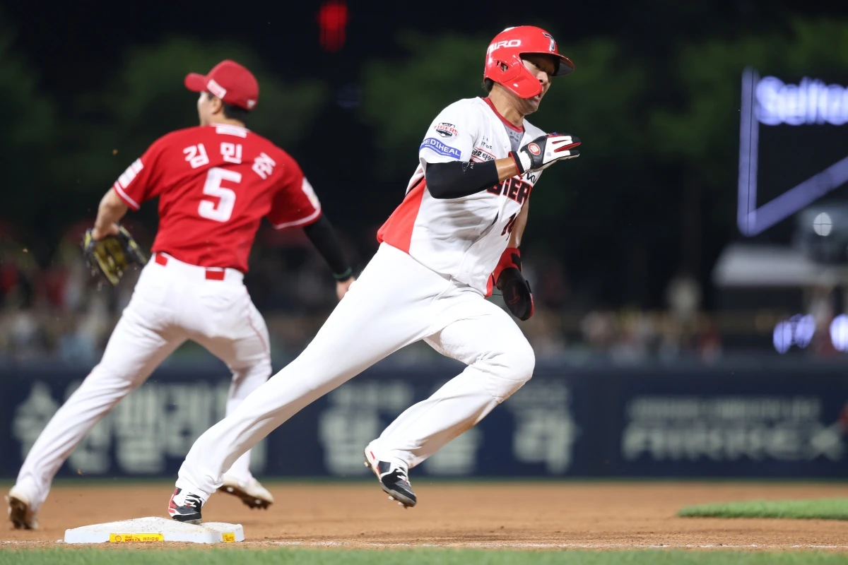 2일 오후 광주-KIA챔피언스필드에서 열린 '2026 신한 SOL KBO리그' SSG 랜더스와 KIA 타이거즈의 경기, 8회말 무사 2루 KIA 박재현의 1타점 적시타 때 2루주자 김규성이 홈으로 질주하고 있다. KIA 타이거즈