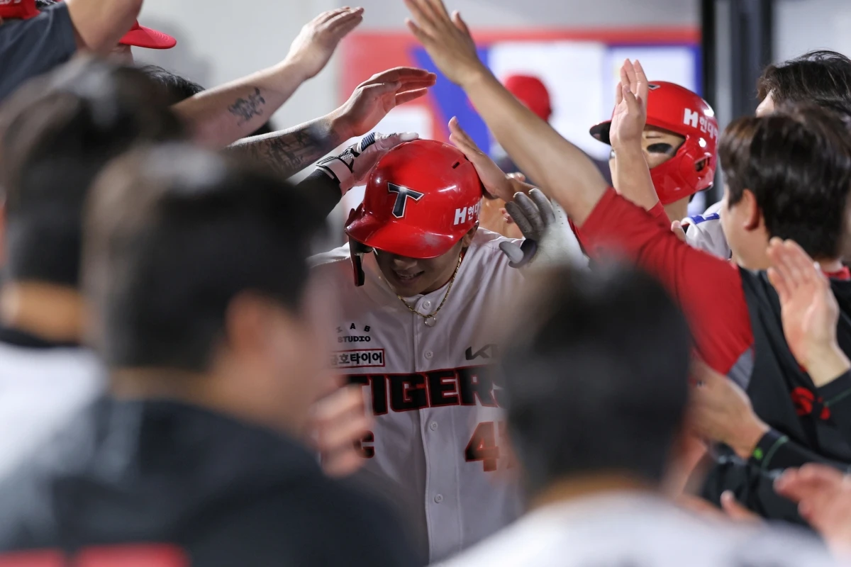 KIA 타이거즈 나성범이 2일 광주-KIA챔피언스필드에서 열린 2026 신한 SOL KBO리그 SSG 랜더스와의 정규시즌 8차전에 4번타자 겸 우익수로 선발 출전해 5타수 4안타(1홈런) 2타점 1득점을 기록했다. 나성범이 한 경기 4안타를 기록한 건 2024년 9월 1일 대구 삼성 라이온즈전(5타수 4안타) 이후 669일 만이다. KIA 타이거즈