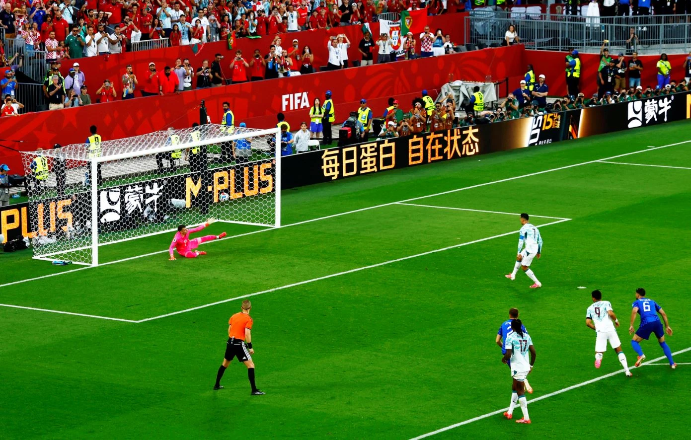 포르투갈이 치열했던 승부 끝에 크로아티아를 제압하고 2026 국제축구연맹(FIFA) 북중미 월드컵 16강 진출에 성공했다. 포르투갈은 3일(한국시간) 캐나다 토론토 스타디움에서 열린 2026 FIFA 북중미 월드컵 32강전에서 크로아티아에 2-1 승리를 거뒀다. 16강 상대는 32강 다른 경기에서 오스트리아를 3-0으로 완파한 우승 후보 스페인이다. 사진 연합뉴스