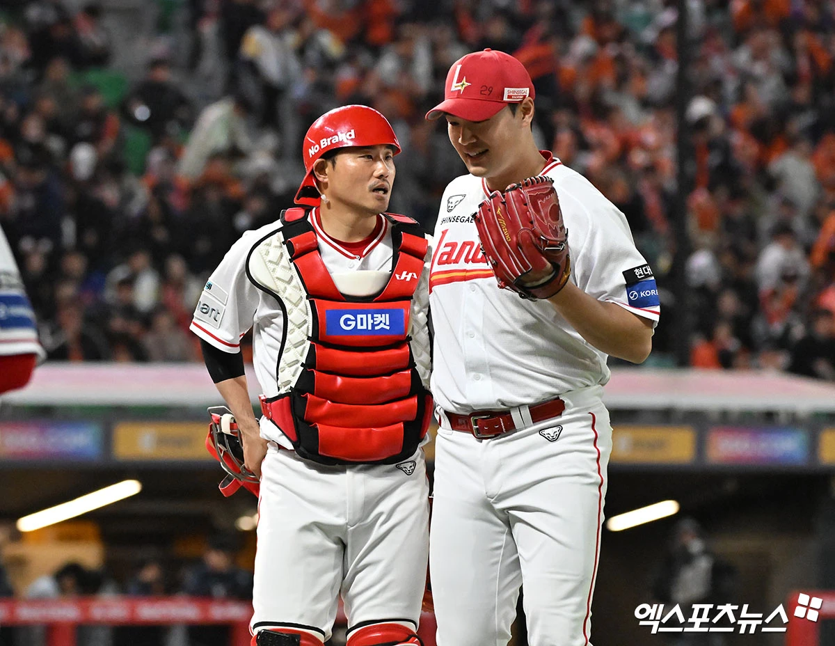 7일 오후 인천SSG랜더스필드에서 열린 '2026 신한 SOL Bank KBO리그' 한화 이글스와 SSG 랜더스의 경기, 8회초 수비를 마친 SSG 이지영과 전영준이 대화를 나누고 있다. 엑스포츠뉴스 DB