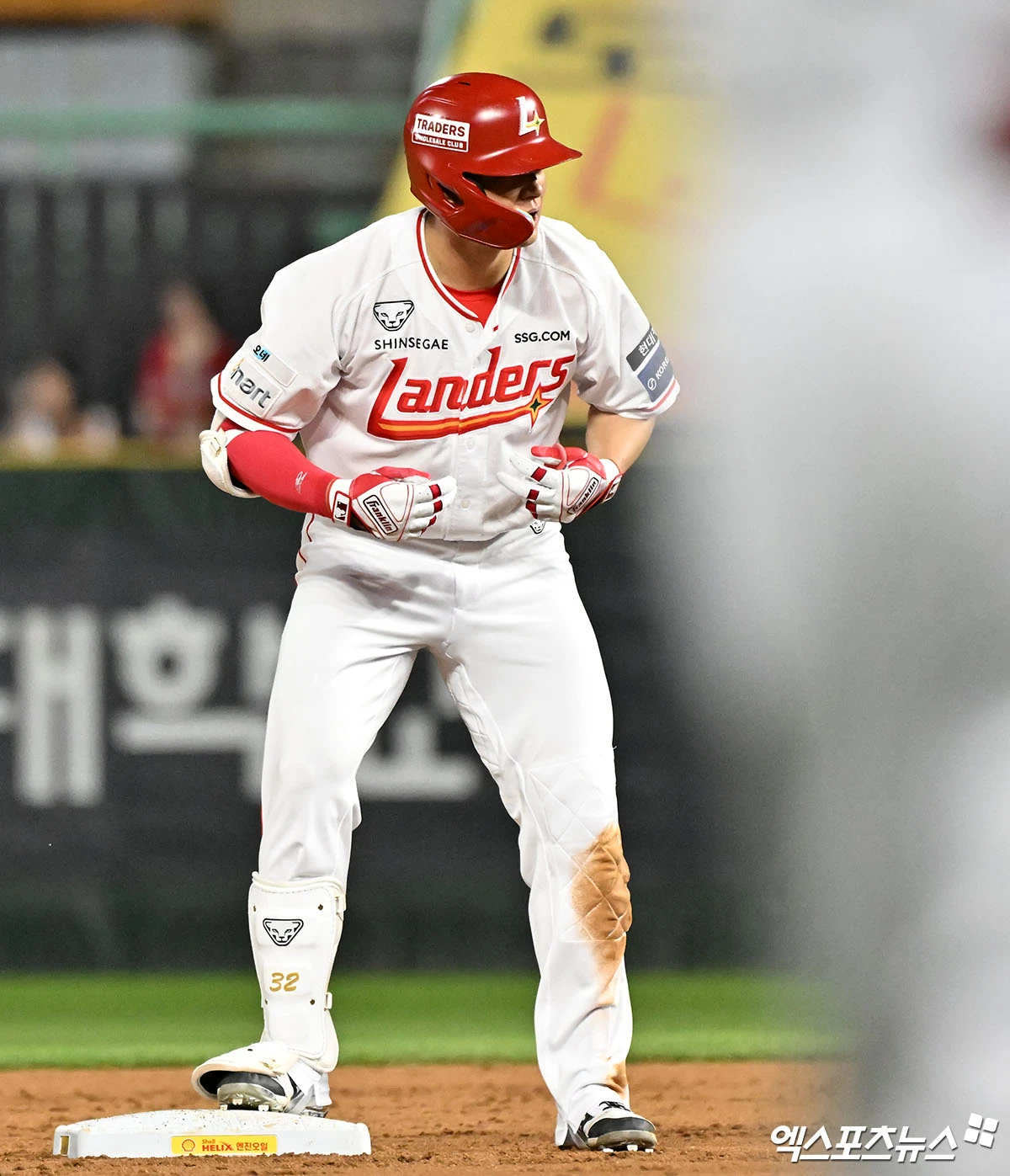 18일 오후 인천SSG랜더스필드에서 열린 '2026 신한 SOL Bank KBO리그' 롯데 자이언츠와 SSG 랜더스의 경기, 7회말 1사 SSG 김재환이 2루타를 날리고 있다. 엑스포츠뉴스 DB