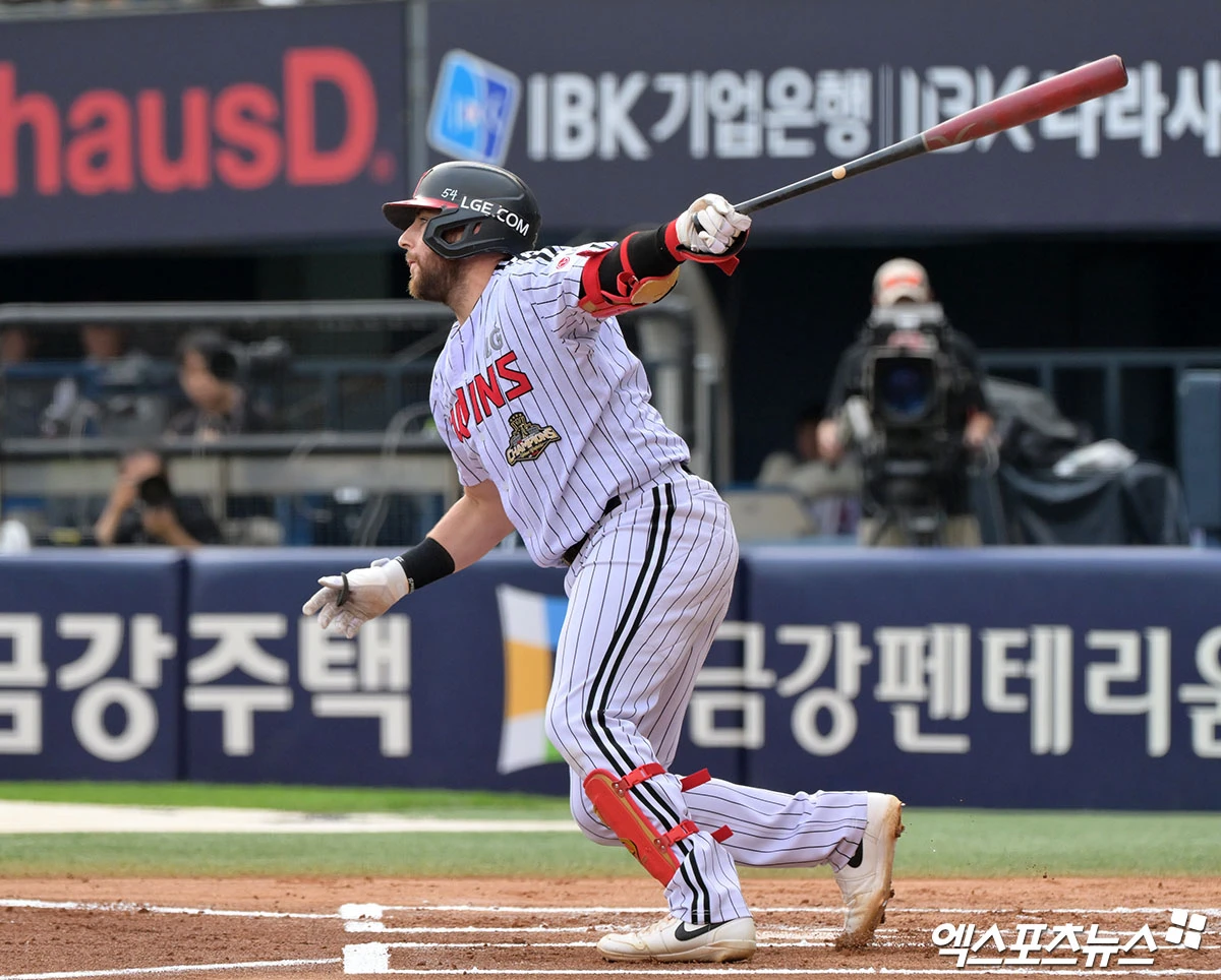 LG 트윈스 외국인 타자 오스틴 딘이 4일 서울 잠실야구장에서 열린 2026 신한 SOL KBO리그 한화 이글스와의 팀 간 8차전에서 1회말 결승타를 때려냈다. 사진 김한준 기자