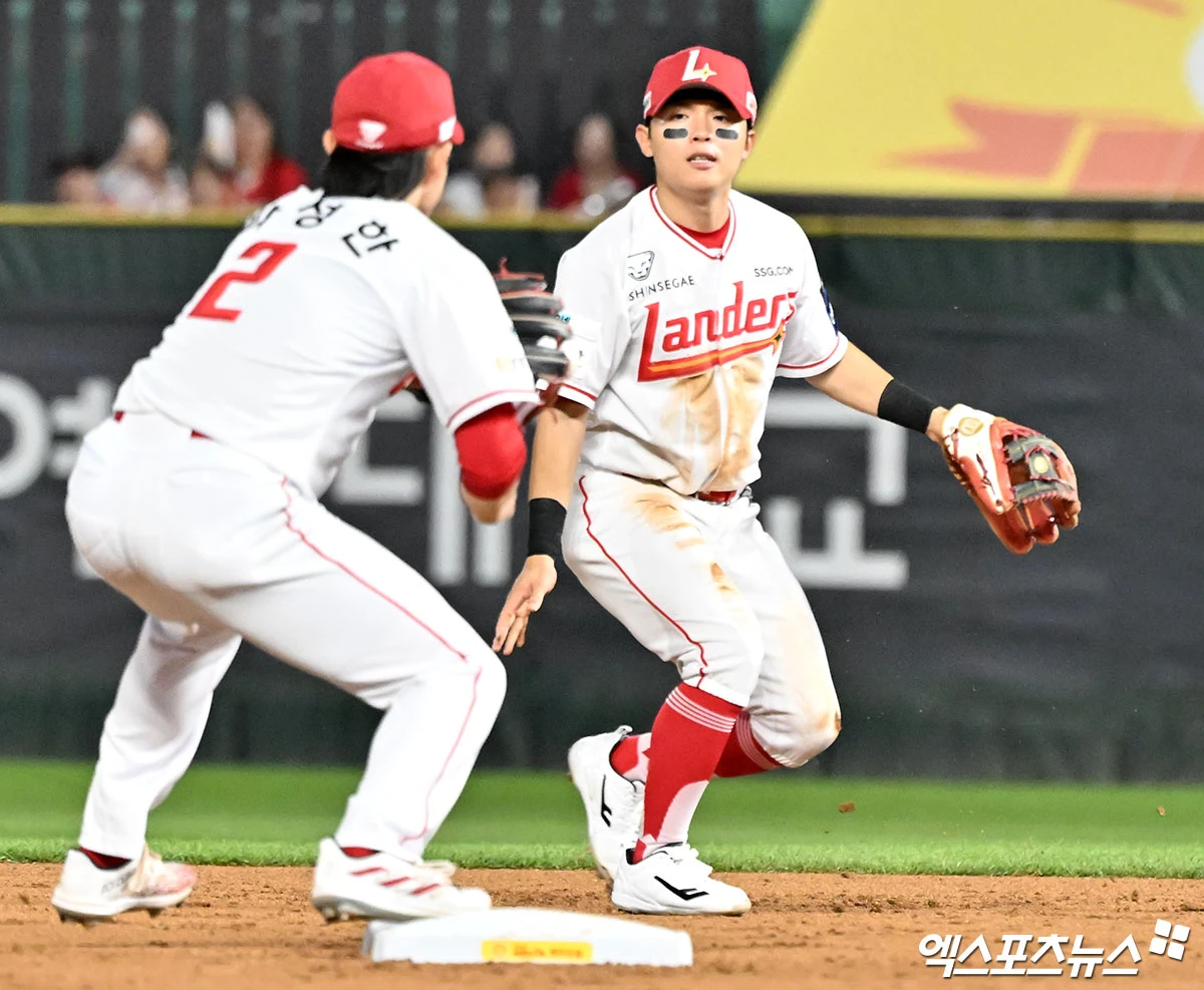 18일 오후 인천SSG랜더스필드에서 열린 '2026 신한 SOL Bank KBO리그' 롯데 자이언츠와 SSG 랜더스의 경기, 7회초 1사 1,3루 SSG 정준재가 롯데 노진혁의 타구를 잡은 후 2루로 토스 송구를 하고 있다. 엑스포츠뉴스 DB