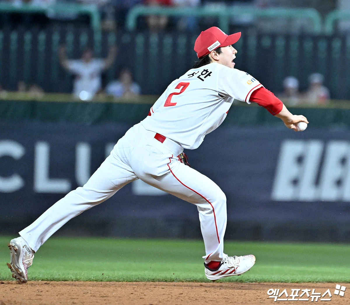 18일 오후 인천SSG랜더스필드에서 열린 '2026 신한 SOL Bank KBO리그' 롯데 자이언츠와 SSG 랜더스의 경기, 7회초 무사 1루 SSG 박성한이 롯데 손호영이 타구를 잡은 후 2루에 토스 송구를 하고 있다. 엑스포츠뉴스 DB