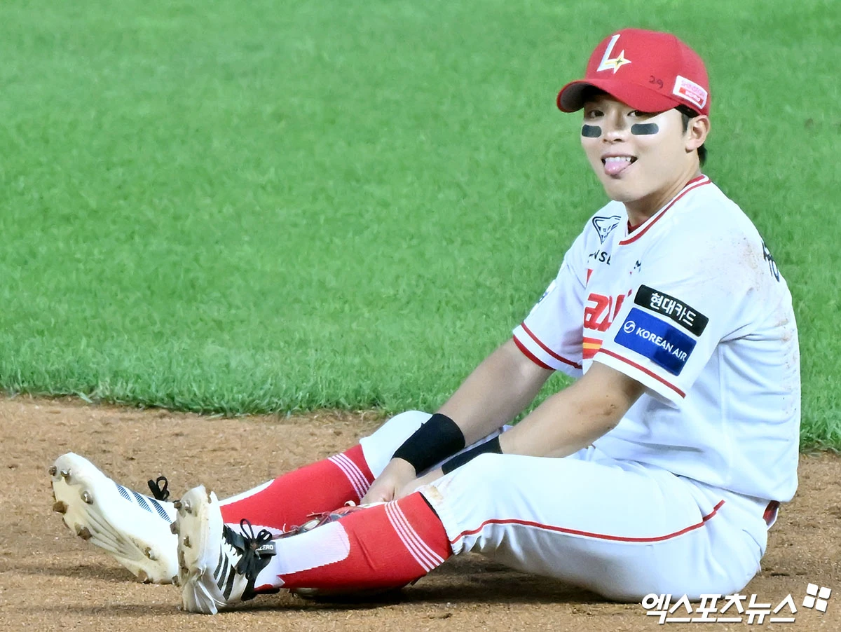 17일 오후 인천SSG랜더스필드에서 열린 '2026 신한 SOL Bank KBO리그' 롯데 자이언츠와 SSG 랜더스의 경기, 5회초 1사 1루 SSG 정준재가 롯데 레이예스의 타구를 잡아 윤동희를 포스아웃 시키고 있다. 엑스포츠뉴스 DB
