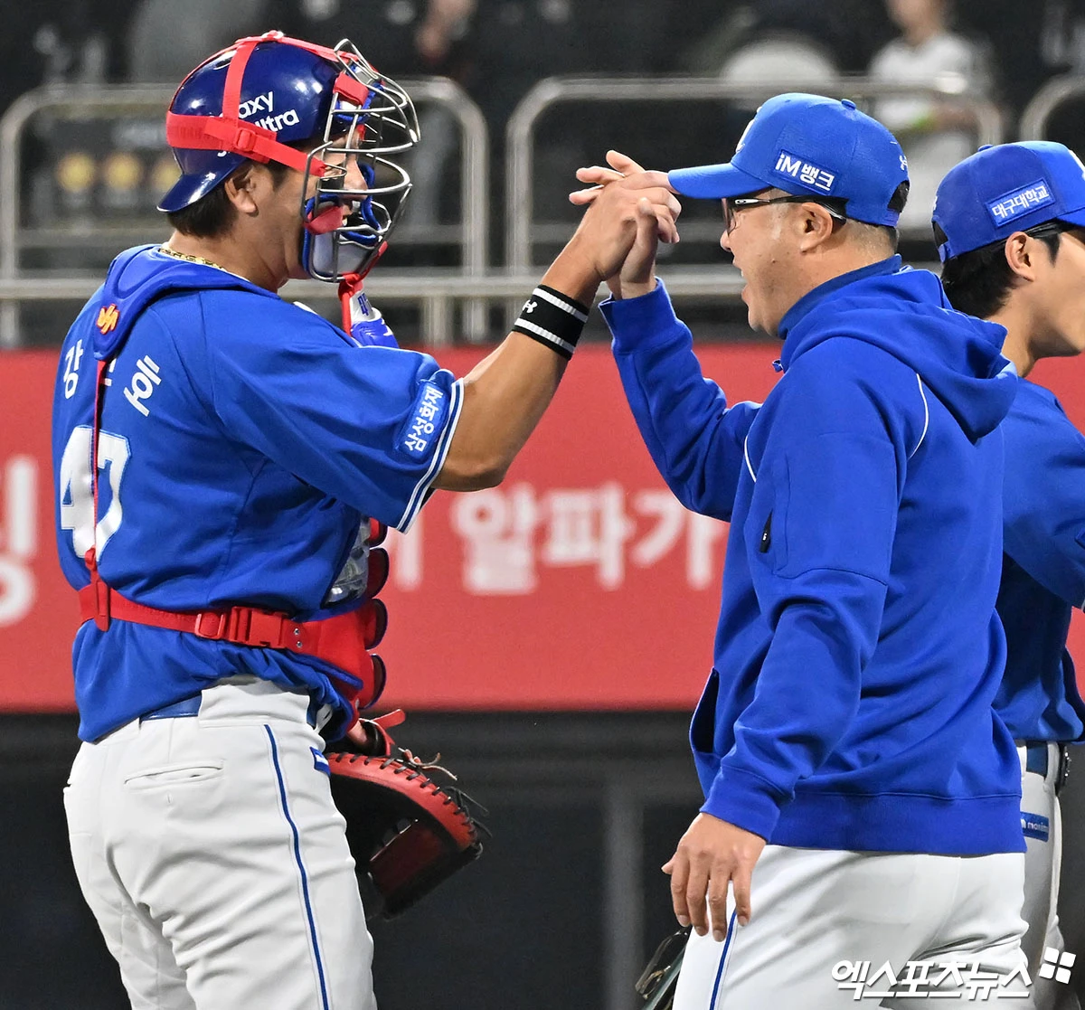 3일 오후 수원KT위즈파크에서 열린 '2026 신한 SOL Bank KBO리그' 삼성 라이온즈와 KT 위즈의 경기, 삼성이 KT에 2:1로 승리하며 3연승을 기록했다. 이날 경기에서 승리한 삼성 박진만 감독이 강민호와 함께 기뻐하고 있다. 엑스포츠뉴스 DB