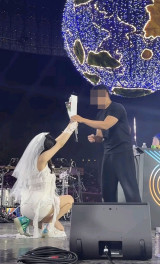 '결혼 앞둔' 류화영, 무대서 예비신랑에 무릎 꿇었다…"고마워 자기야" 프러포즈 [엑's 이슈]
