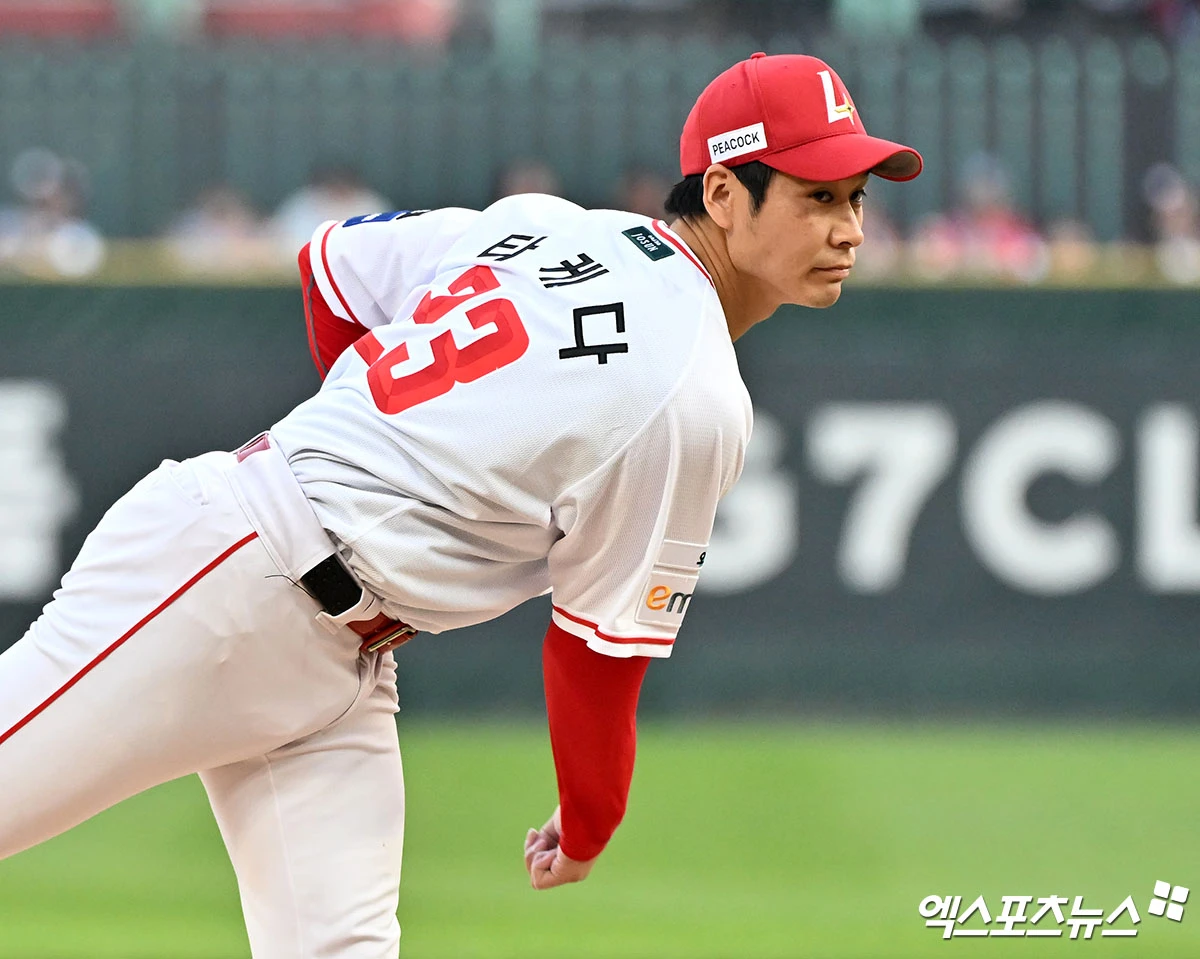 14일 오후 인천SSG랜더스필드에서 열린 '2026 신한 SOL Bank KBO리그' 두산 베어스와 SSG 랜더스의 경기, 1회초 SSG 선발투수 타케다가 공을 힘차게 던지고 있다. 엑스포츠뉴스 DB
