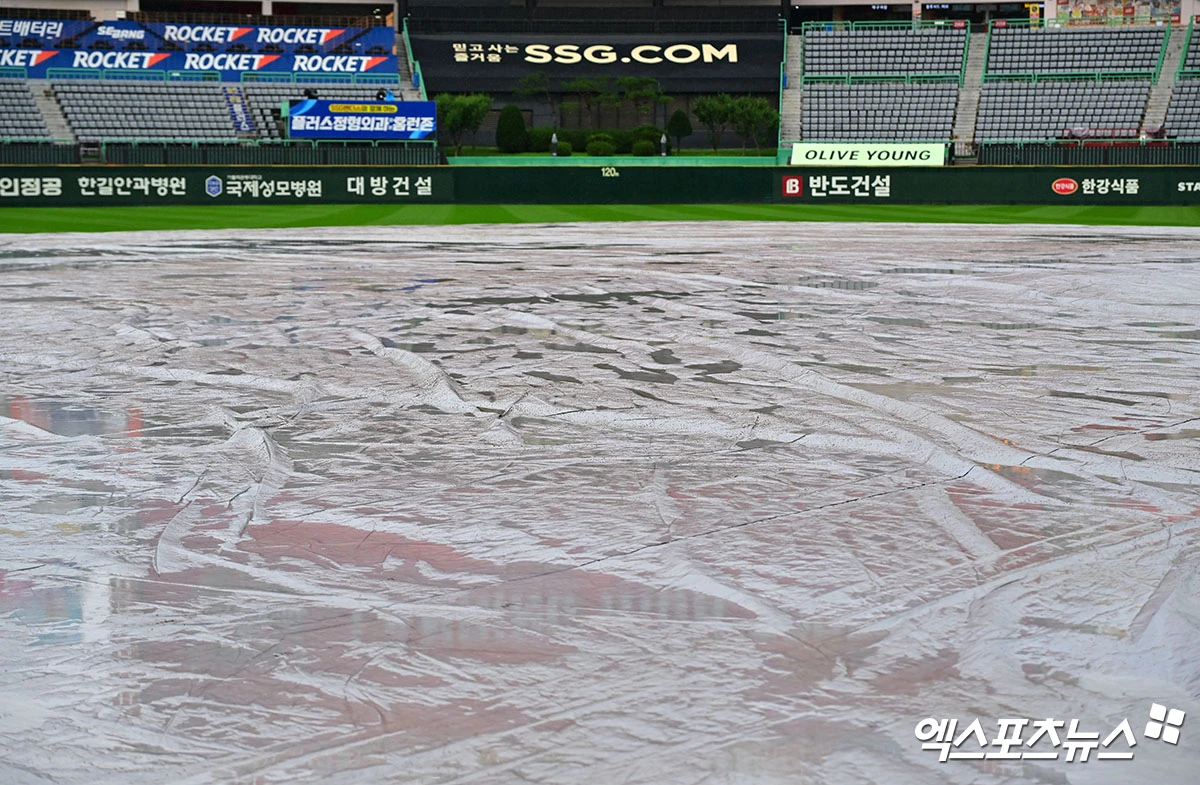 10일 오후 인천SSG랜더스필드에서 열리는 '2025 신한 SOL Bank KBO 포스트시즌' 삼성 라이온즈와 SSG 랜더스의 준플레이오프 2차전 경기, 비가 내리고 있는 가운데 그라운드에 방수포가 덮여져 있다. 엑스포츠뉴스 DB