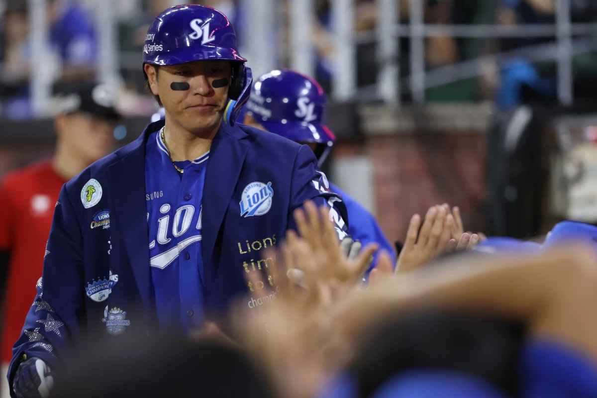 5일 오후 인천SSG랜더스필드에서 열린 '2026 신한 SOL KBO리그' 삼성 라이온즈와 SSG 랜더스의 경기, 6회초 2사 1, 2루 삼성 강민호가 스리런 홈런을 날린 뒤 동료들과 기쁨을 나누고 있다. 삼성 라이온즈