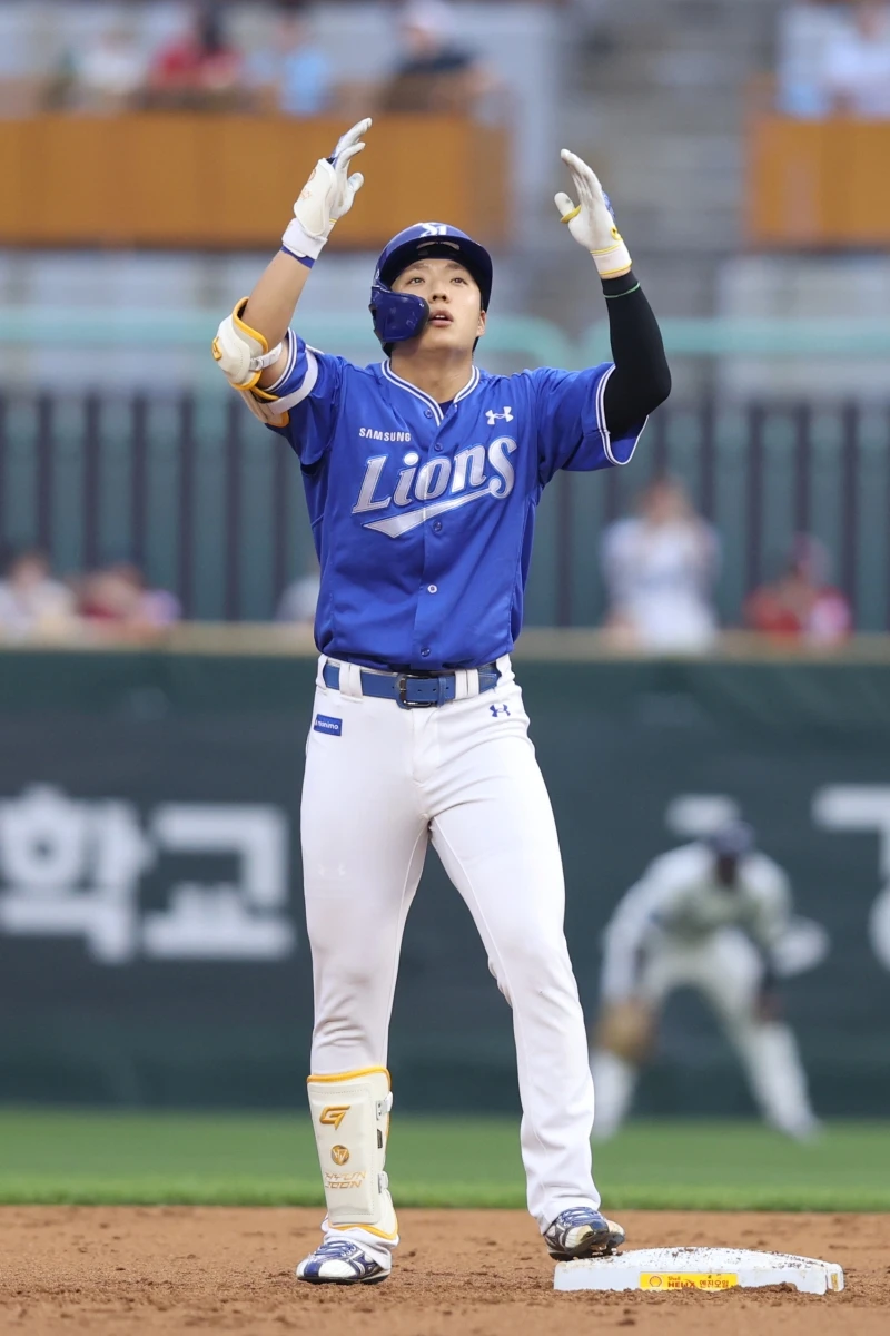 5일 오후 인천SSG랜더스필드에서 열린 '2026 신한 SOL KBO리그' 삼성 라이온즈와 SSG 랜더스의 경기, 2회초 2사 만루 삼성 김현준이 3타점 2루타를 친 뒤 세리머니를 하고 있다. 삼성 라이온즈