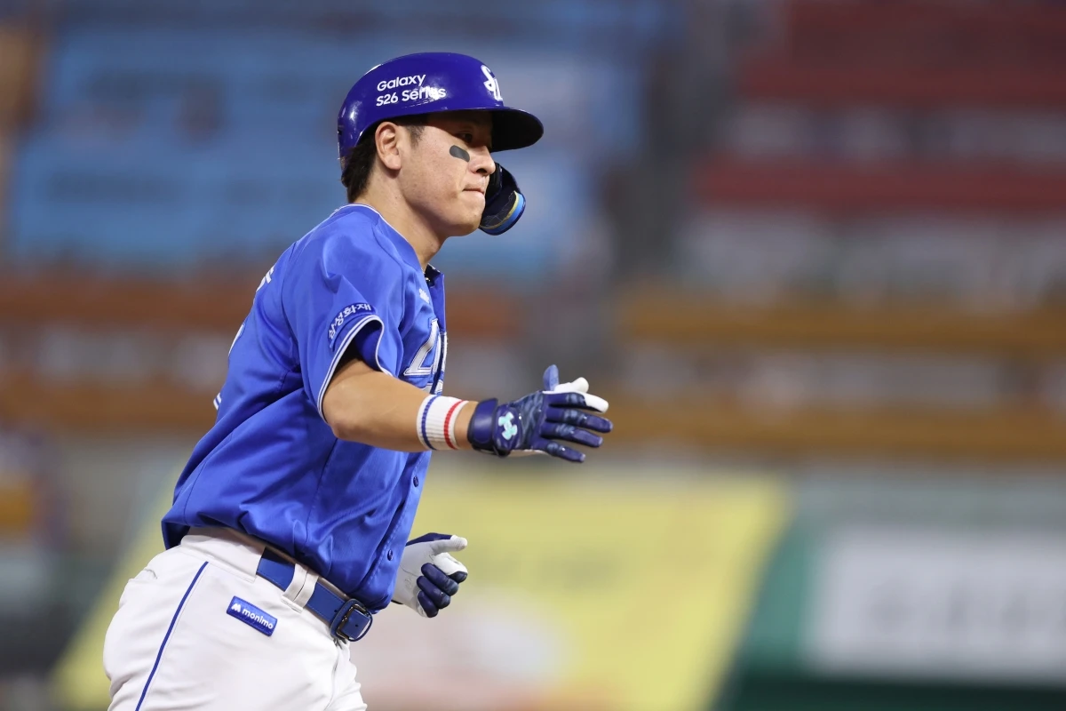 5일 오후 인천SSG랜더스필드에서 열린 '2026 신한 SOL KBO리그' 삼성 라이온즈와 SSG 랜더스의 경기, 5회초 무사 1, 3루 삼성 강민호가 스리런 홈런을 친 뒤 그라운드를 돌고 있다. 삼성 라이온즈