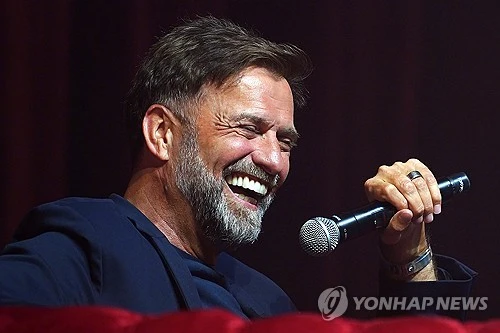 유럽 축구 이적시장 전문가 파브리치오 로마노 기자는 5일(한국시간) 자신의 사회관계망서비스(SNS) 계정을 통해 위르겐 클롭 감독이 독일 축구 국가대표팀의 새로운 사령탑으로 부임한다고 보도했다. 독일 축구대표팀은 2026 국제축구연맹(FIFA) 북중미 월드컵(캐나다∙미국∙멕시코 공동 개최) 파라과이와의 32강에서 승부차기 끝에 탈락했고, 이후 율리안 나겔스만 감독은 지난 3일 자진 사임했다. 최근 3번의 월드컵에서 모두 16강에 오르지 못하자 독일축구협회(DFB)는 사실상 전권을 약속하며 세계적인 명장 클롭 감독을 선임하기로 결정했다. 연합뉴스