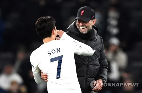 유럽 축구 이적시장 전문가 파브리치오 로마노 기자는 5일(한국시간) 자신의 사회관계망서비스(SNS) 계정을 통해 위르겐 클롭 감독이 독일 축구 국가대표팀의 새로운 사령탑으로 부임한다고 보도했다. 독일 축구대표팀은 2026 국제축구연맹(FIFA) 북중미 월드컵(캐나다∙미국∙멕시코 공동 개최) 파라과이와의 32강에서 승부차기 끝에 탈락했고, 이후 율리안 나겔스만 감독은 지난 3일 자진 사임했다. 최근 3번의 월드컵에서 모두 16강에 오르지 못하자 독일축구협회(DFB)는 사실상 전권을 약속하며 세계적인 명장 클롭 감독을 선임하기로 결정했다. 연합뉴스