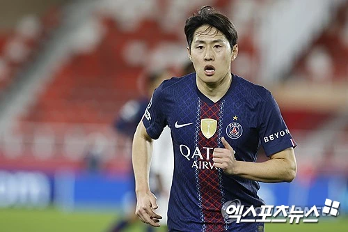 이적시장 전문 기자 파브리치오 로마노가 6일(한국시간) 아틀레티코 마드리드가 이적시장에서 속도를 내면서 이강인과 모르텐 휼만 이적에 매우 가까워졌다고 말했다. 스페인 아틀레티코 전담 기자로 알려진 루벤 우리아는 자신의 X에 이강인이 이미 아틀레티코와 계약 합의를 마쳤으며 향후 5시즌 동안 아틀레티코 선수가 될 예정이라고 밝혔다. 계약기간이 2031년 6월 30일까지다. 연합뉴스