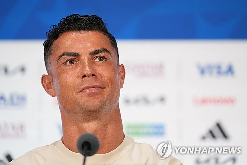 크리스티아누 호날두가 이번 2026 국제축구연맹(FIFA) 북중미 월드컵이 자신의 마지막 월드컵이라고 선언했다. 영국 가디언 등 복수의 외신에 따르면 호날두는 6일(한국시간) 스페인과의 2026 북중미 월드컵 16강전을 하루 앞두고 열린 기자회견에서 이번 대회가 자신의 마지막 월드컵이라고 공식 확인했다. 연합뉴스