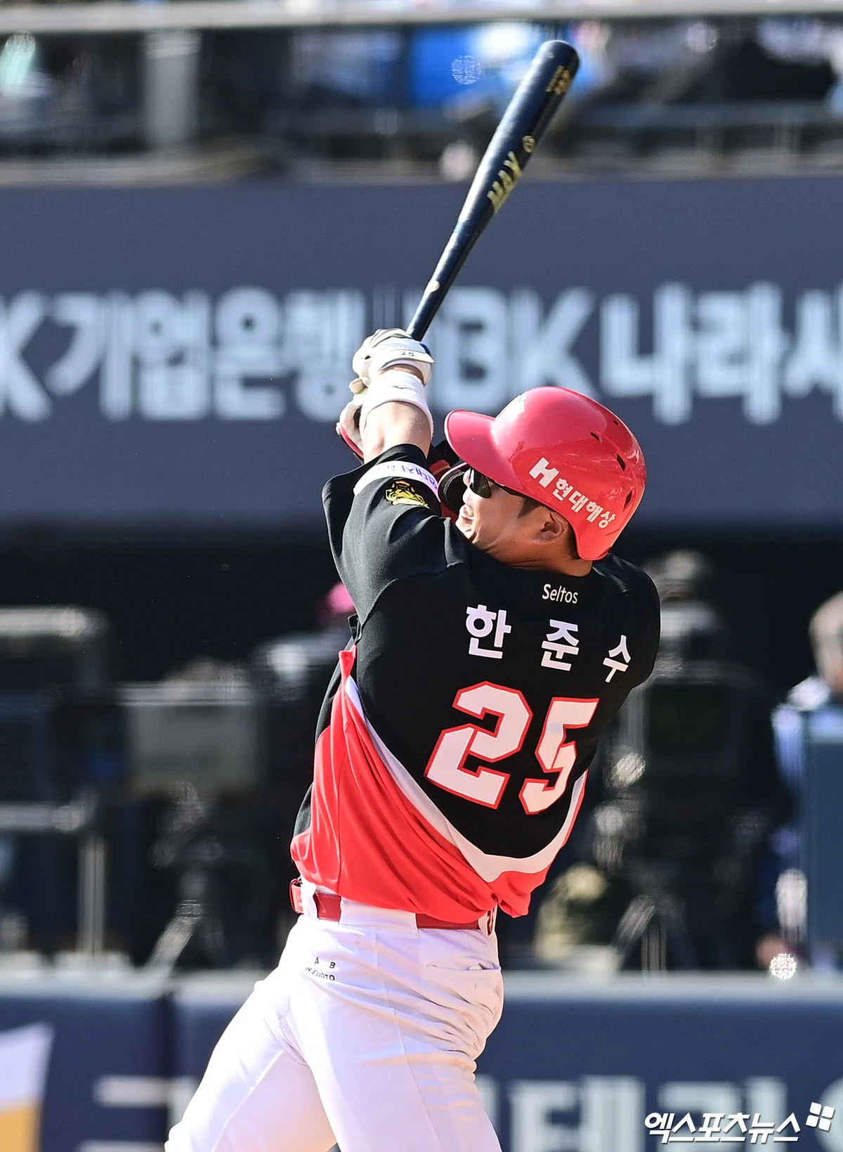 21일 오후 서울 송파구 잠실야구장에서 열린 '2026 신한 SOL Bank KBO리그 시범경기' KIA 타이거즈와 두산 베어스의 경기, 8회초 KIA 선두타자 한준수가 안타를 대려내고 있다. 엑스포츠뉴스 DB