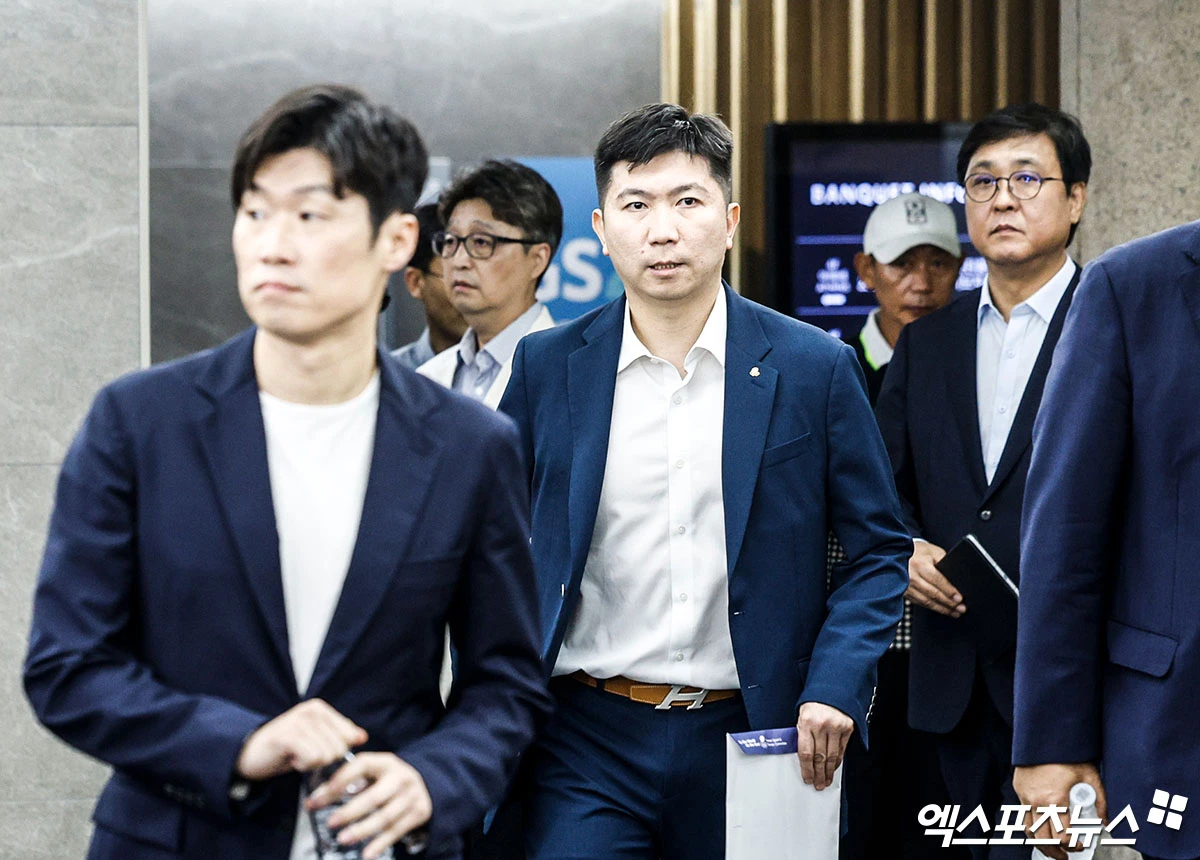 한국 축구의 레전드 박지성과 한국 체육계의 수장 유승민 대한체육회장이 한국 축구 재건을 위해 손을 맞잡았다. 문화체육관광부(문체부)는 6일 서울 송파구 올림픽파크텔에서 회의를 열어 K-축구혁신위원회(이하 혁신위)를 출범했다. 혁신위는 국제축구연맹(FIFA) 분과위원회 위원을 맡고 있는 한국 축구의 레전드 박지성과 한국 체육계 수장 유승민 대한체육회 회장 공동위원장 체제로 출발한다. 사진 올림픽공원, 박지영 기자