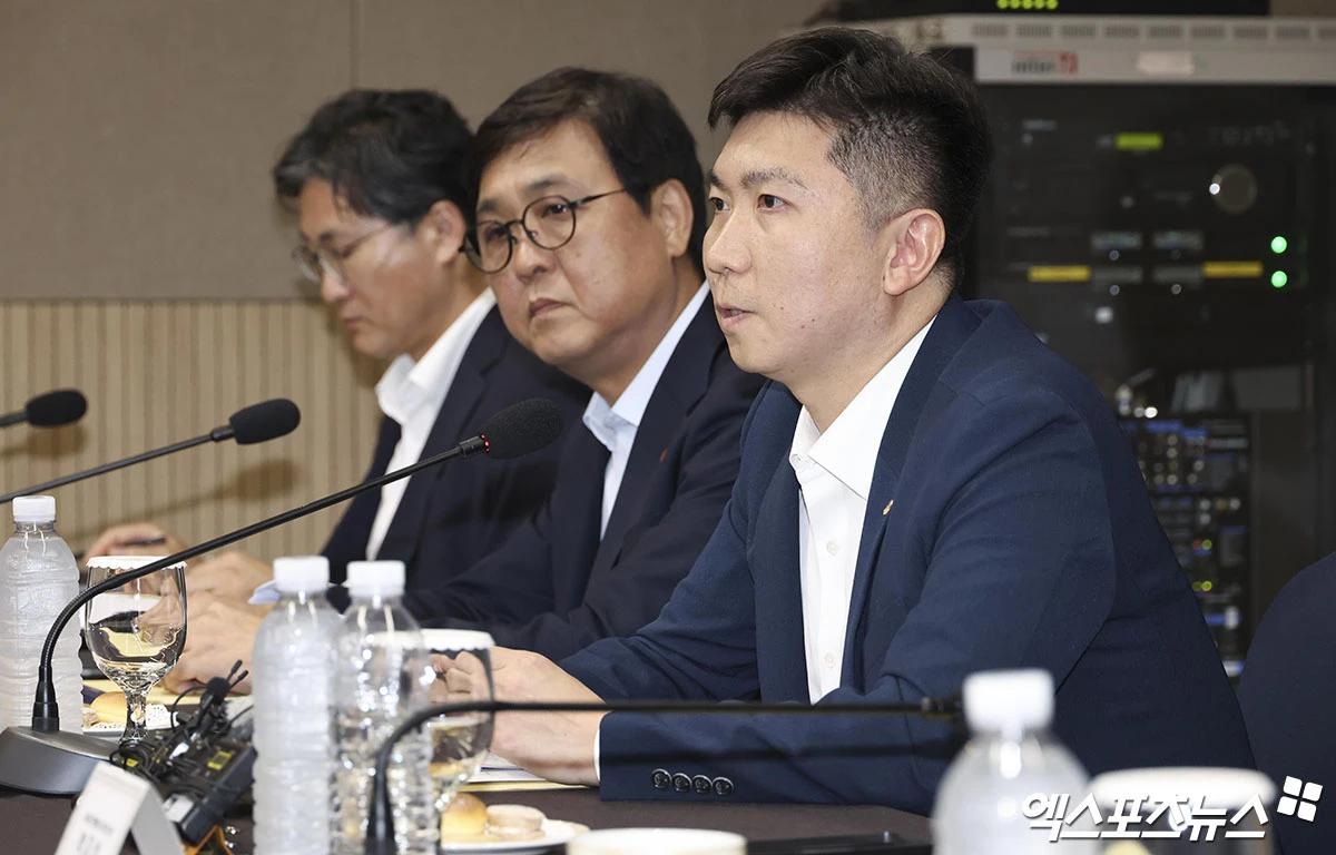 한국 축구의 레전드 박지성과 한국 체육계의 수장 유승민 대한체육회장이 한국 축구 재건을 위해 손을 맞잡았다. 문화체육관광부(문체부)는 6일 서울 송파구 올림픽파크텔에서 회의를 열어 K-축구혁신위원회(이하 혁신위)를 출범했다. 혁신위는 국제축구연맹(FIFA) 분과위원회 위원을 맡고 있는 한국 축구의 레전드 박지성과 한국 체육계 수장 유승민 대한체육회 회장 공동위원장 체제로 출발한다. 사진 올림픽공원, 박지영 기자