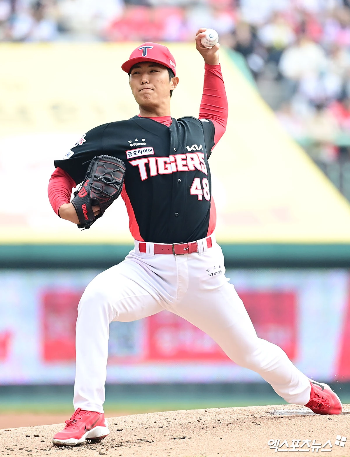 29일 오후 인천SSG랜더스필드에서 열린 '2026 신한 SOL Bank KBO리그' KIA 타이거즈와 SSG 랜더스의 경기, 1회말 KIA 선발투수 이의리가 역투하고 있다. 엑스포츠뉴스 DB