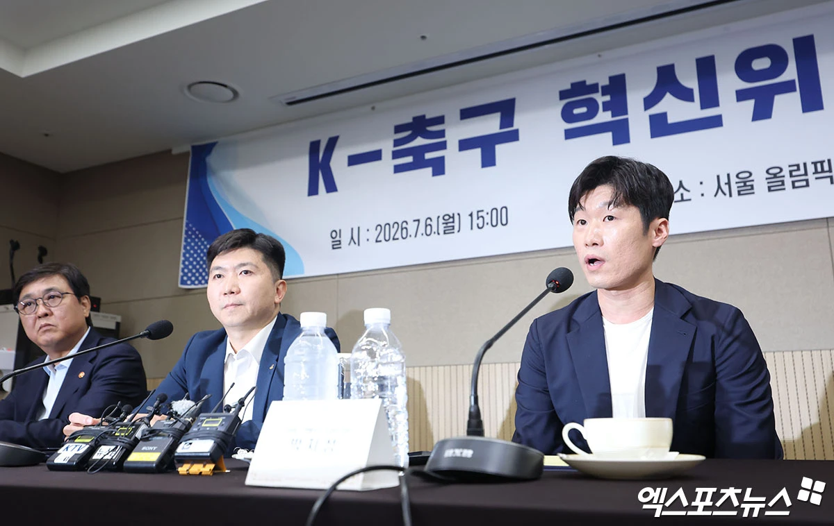 박지성 K-축구혁신위원회(이하 혁신위) 공동위원장이 6일 첫 회의에 대한 간단한 브리핑과 함께 혁신위의 향후 방향성 등을 설명했다. 박 위원장은 혁신위에 문화체육관광부(문체부)의 최휘영 장관(위원), 대한체육회의 유승민 회장(공동위원장)이 참여하고는 있지만 혁신위가 직접적으로 A대표팀 감독 선임에 관여하거나 개입하기 어렵다는 점을 분명히 하면서 혁신위는 자문의 성격이 강하다는 점을 강조했다. 박 위원장은 '당면한 축구협회의 거버넌스 논의가 있었고, 두 번째로 지속 가능한 축구 발전을 위해 미래의 비전을 논의하고 협의해서 어떻게 할지에 대해 의견을 모았다'면서 축구협회장 선거 제도 개혁 논의가 이뤄졌음을 알렸다. 올림픽공원, 박지영 기자