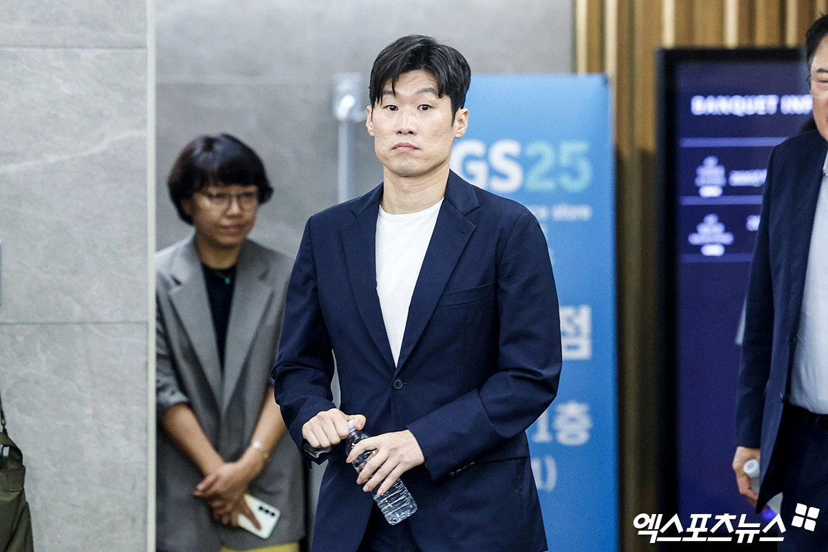 박지성 K-축구혁신위원회(이하 혁신위) 공동위원장이 6일 첫 회의에 대한 간단한 브리핑과 함께 혁신위의 향후 방향성 등을 설명했다. 박 위원장은 혁신위에 문화체육관광부(문체부)의 최휘영 장관(위원), 대한체육회의 유승민 회장(공동위원장)이 참여하고는 있지만 혁신위가 직접적으로 A대표팀 감독 선임에 관여하거나 개입하기 어렵다는 점을 분명히 하면서 혁신위는 자문의 성격이 강하다는 점을 강조했다. 박 위원장은 '당면한 축구협회의 거버넌스 논의가 있었고, 두 번째로 지속 가능한 축구 발전을 위해 미래의 비전을 논의하고 협의해서 어떻게 할지에 대해 의견을 모았다'면서 축구협회장 선거 제도 개혁 논의가 이뤄졌음을 알렸다. 올림픽공원, 박지영 기자