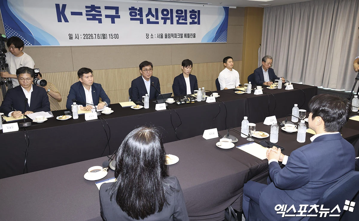 박지성 K-축구혁신위원회(이하 혁신위) 공동위원장이 6일 첫 회의에 대한 간단한 브리핑과 함께 혁신위의 향후 방향성 등을 설명했다. 박 위원장은 혁신위에 문화체육관광부(문체부)의 최휘영 장관(위원), 대한체육회의 유승민 회장(공동위원장)이 참여하고는 있지만 혁신위가 직접적으로 A대표팀 감독 선임에 관여하거나 개입하기 어렵다는 점을 분명히 하면서 혁신위는 자문의 성격이 강하다는 점을 강조했다. 박 위원장은 '당면한 축구협회의 거버넌스 논의가 있었고, 두 번째로 지속 가능한 축구 발전을 위해 미래의 비전을 논의하고 협의해서 어떻게 할지에 대해 의견을 모았다'면서 축구협회장 선거 제도 개혁 논의가 이뤄졌음을 알렸다. 올림픽공원, 박지영 기자