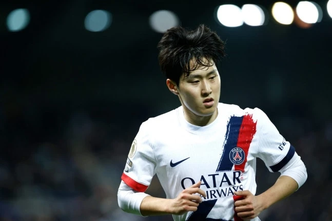 이강인의 소속팀 파리 생제르맹(PSG)과 스페인 명문 아틀레티코 마드리드가 그의 이적료를 두고 합의점을 찾았다. 선수 측은 이전부터 아틀레티코 이적을 원했기 때문에 두 구단 합의가 중요했는데, PSG와 아틀레티코 모두 보너스를 포함해 4000만 유로(한화 700억원)의 이적료 발생시키는 조건에 동의한 것으로 전해졌다. 유럽축구 이적시장 전문가 파브리치오 로마노는 6일 개인 소셜미디어(SNS)를 통해 '이강인이 아틀레티코 마드리드로 향한다'며 선수의 이적이 성사됐을 때 적는 'HERE WE GO'를 썼다. 로마노는 '4000만 유로의 가치가 있는 딜이며 개인 합의는 몇 개월 전 이미 이뤄졌다'고 했다. 연합뉴스
