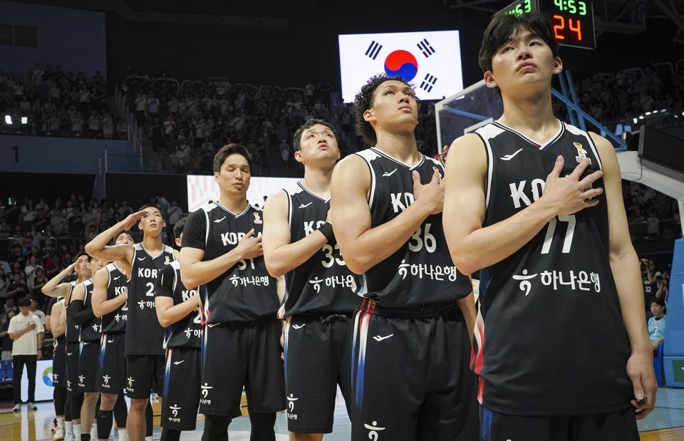 한국 농구가 한일전에서 기적 같은 역전승을 거두고 다음 라운드에 진출했다. 니콜라스 마줄스 감독이 이끄는 한국 남자 농구 국가대표팀은 6일 고양 소노 아레나에서 열린 2027 국제농구연맹(FIBA) 농구 월드컵 아시아예선 B조 6차전 일본과 경기에서 81-79 승리를 거뒀다. 이로써 한국은 아시아 예선에서 3승 3패로 승점 9점이 됐다. 한국은 중국과 동률이 됐고, 대만(승점 8점)을 조 4위로 내리고 3위가 됐다. 이렇게 되면서 한국은 조 3위까지 받을 수 있는 상위 라운드 진출권 획득에 성공했다. 여기에 마줄스 감독은 부임 후 첫 승을 거두게 됐다. 대한민국농구협회