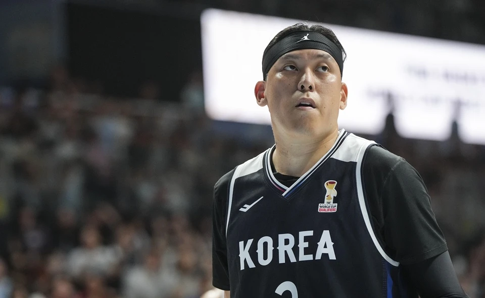 한국 농구가 한일전에서 기적 같은 역전승을 거두고 다음 라운드에 진출했다. 니콜라스 마줄스 감독이 이끄는 한국 남자 농구 국가대표팀은 6일 고양 소노 아레나에서 열린 2027 국제농구연맹(FIBA) 농구 월드컵 아시아예선 B조 6차전 일본과 경기에서 81-79 승리를 거뒀다. 이로써 한국은 아시아 예선에서 3승 3패로 승점 9점이 됐다. 한국은 중국과 동률이 됐고, 대만(승점 8점)을 조 4위로 내리고 3위가 됐다. 이렇게 되면서 한국은 조 3위까지 받을 수 있는 상위 라운드 진출권 획득에 성공했다. 여기에 마줄스 감독은 부임 후 첫 승을 거두게 됐다. 대한민국농구협회