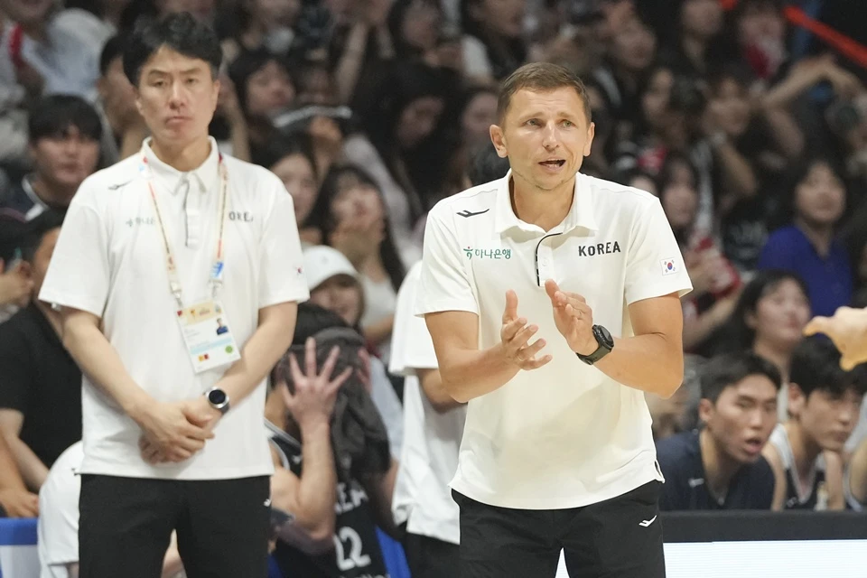 한국 농구가 한일전에서 기적 같은 역전승을 거두고 다음 라운드에 진출했다. 니콜라스 마줄스 감독이 이끄는 한국 남자 농구 국가대표팀은 6일 고양 소노 아레나에서 열린 2027 국제농구연맹(FIBA) 농구 월드컵 아시아예선 B조 6차전 일본과 경기에서 81-79 승리를 거뒀다. 이로써 한국은 아시아 예선에서 3승 3패로 승점 9점이 됐다. 한국은 중국과 동률이 됐고, 대만(승점 8점)을 조 4위로 내리고 3위가 됐다. 이렇게 되면서 한국은 조 3위까지 받을 수 있는 상위 라운드 진출권 획득에 성공했다. 여기에 마줄스 감독은 부임 후 첫 승을 거두게 됐다. 대한민국농구협회