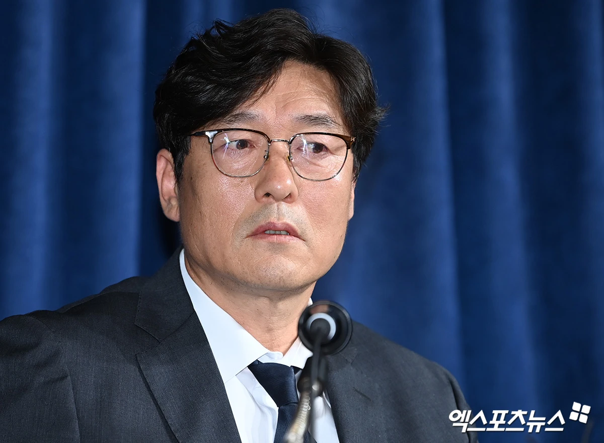 홍명보 전 축구대표팀 감독 선임을 주도한 이임생 전 대한축구협회 기술총괄이사가 2026 월드컵 참패 뒤 입을 꾹 닫고 있다가 동남아 캄보디아 대표팀의 기술고문으로 변신, 근엄한 프로필 사진까지 찍어 논란을 불러일으키고 있다. 캄보디아 축구단 '나가월드FC'는 6일 사회관계망서비스(SNS)를 통해 이임생 전 이사를 구단 기술이사에 선임했음을 알렸다. 홍 전 감독 선임에 대해 책임을 통감하고 고개 숙여 사과 한 마디하기는커녕 다른 나라로 떠나면서 국내 축구팬을 우롱하는 셈이 됐다. 엑스포츠뉴스DB