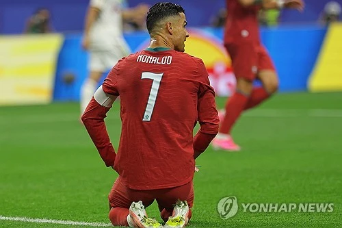 크리스티아누 호날두의 마지막 월드컵이 막을 내렸다. 스페인이 포르투갈을 잡고 8강에 올랐다. 스페인은 7일(한국시간) 미국 댈러스의 댈러스 스타디움에서 열린 2026 국제축구연맹(FIFA) 북중미 월드컵 16강전서 포르투갈을 1-0으로 꺾었다. 경기 전 이번이 마지막 월드컵이라고 밝혔던 호날두는 스페인전 패배로 더이상 여정을 이어가지 못하고 자신의 마지막 월드컵을 마무리했다. 연합뉴스